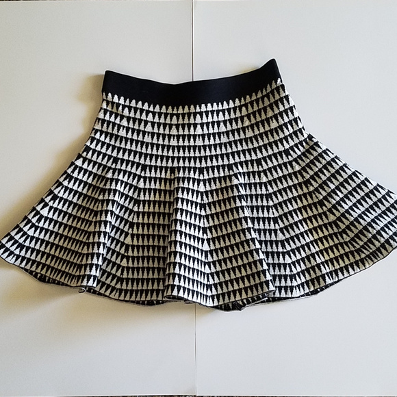 FOREVER 21 HOUNDSTOOTH THICK BLACK WHITE SKIRT MED - Picture 2 of 2